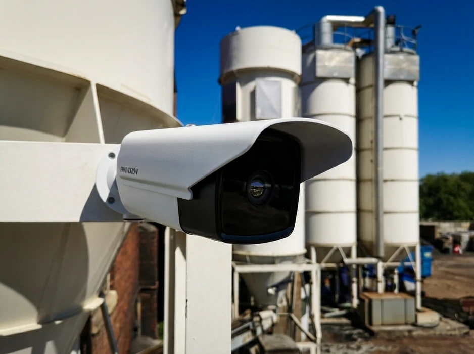 Caméra de surveillance bullet Hikvision montée en extérieur sur une paroi industrielle blanche