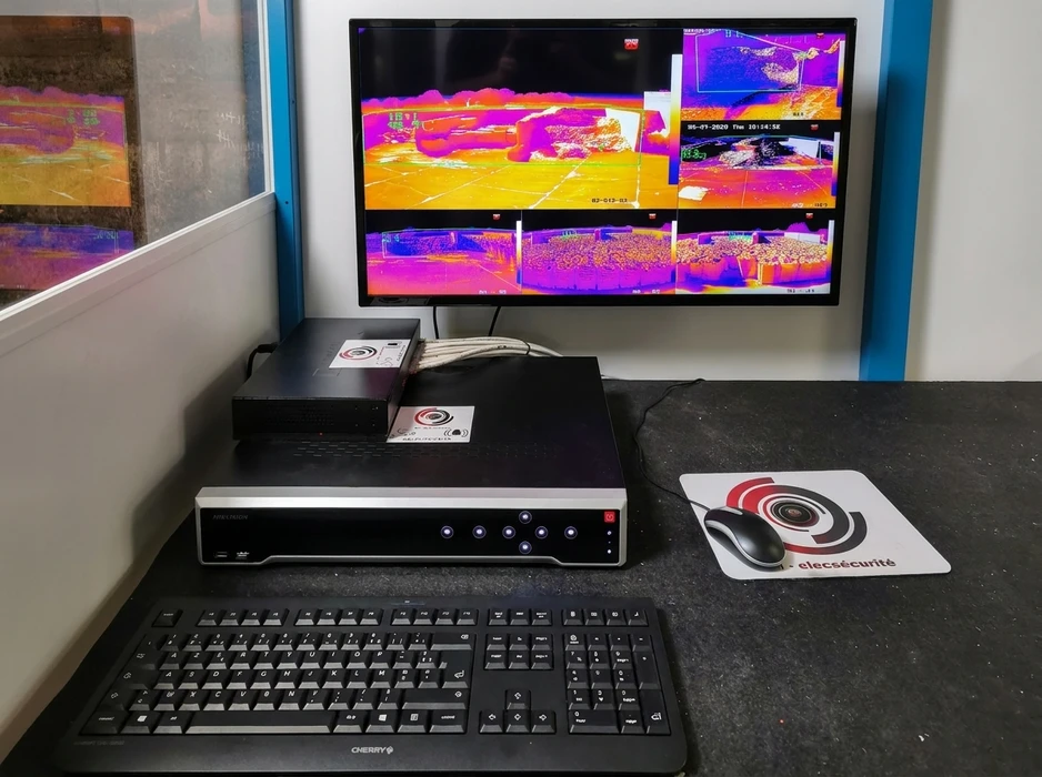 Poste de surveillance en intérieur avec écran affichant 4 flux vidéo thermiques infrarouge en fausses couleurs (palette iron/rainbow)