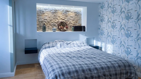 Intérieur de bureau moderne avec plafond suspendu noir intégrant un éclairage LED linéaire blanc continu
