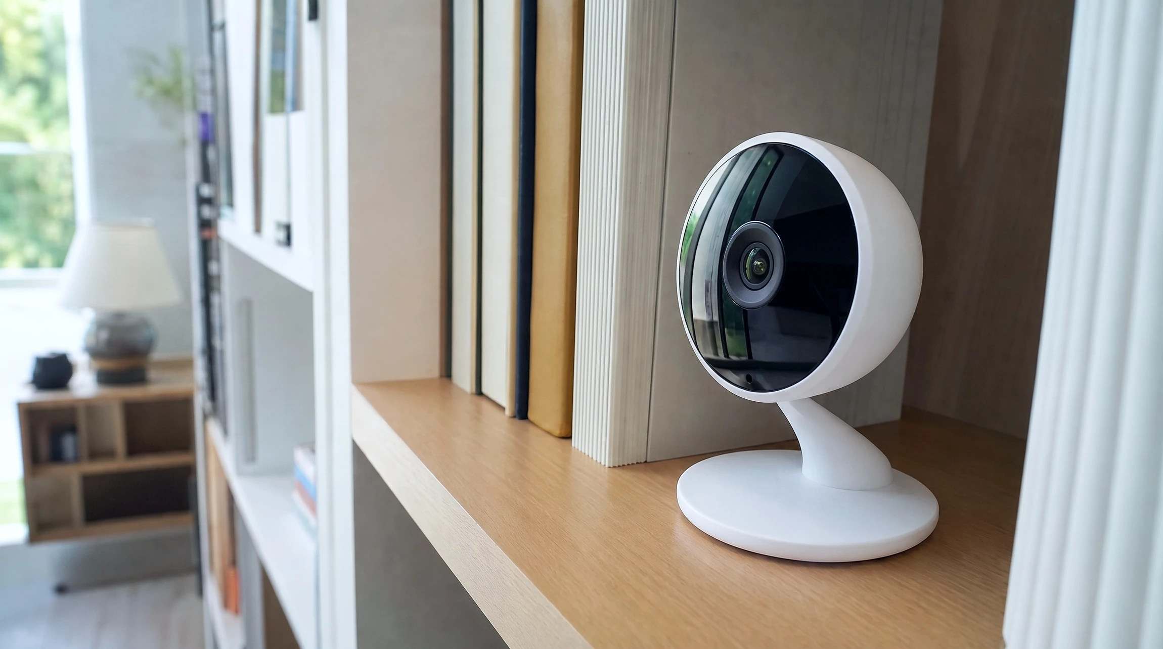Intérieur moderne avec caméra de surveillance dome montée au plafond